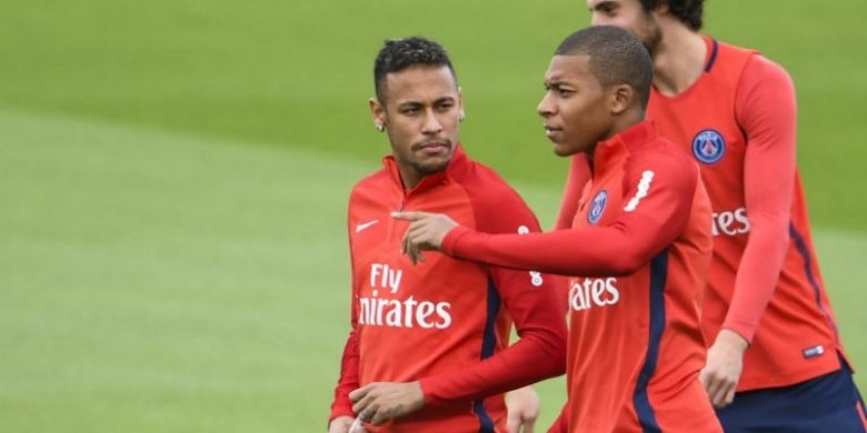 Pertemuan Neymar dan Kylian Mbappe dalam latihan Paris Saint-Germain, Rabu (6/9/2017).