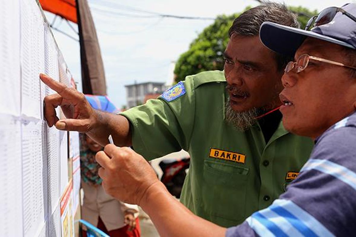 Suasana saat warga melakukan pencoblosan di TPS 17 Jalan Pasar Ikan, Kecamatan Penjaringan, Jakarta Utara, Rabu, (15/2/2017). Pemilihan kepala daerah dilakukan secara serentak pada hari ini di seluruh Indonesia.