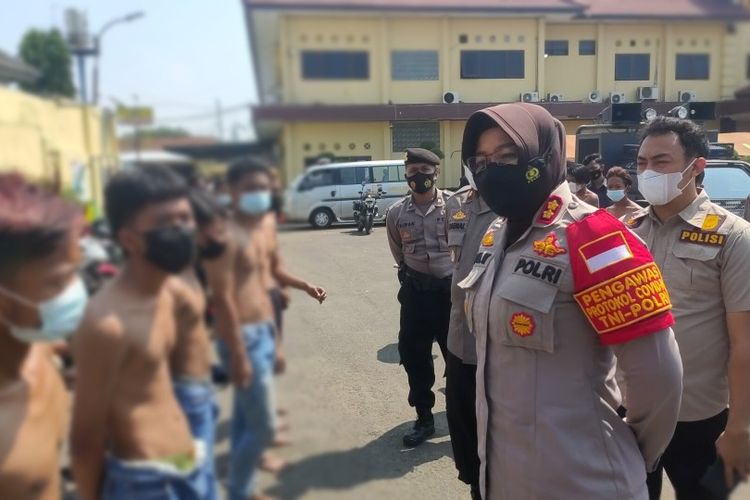 Kapolres Tegal Kota AKBP Rita Wulandari didampingi Kasatreskrim AKP Syuaib Abdullah menginterogasi sejumlah pelajar yang diduga akan mengikuti demo menolak perpanjangan PPKM Darurat saat diamankan di Mapolres Tegal Kota, Senin (19/7/2021)