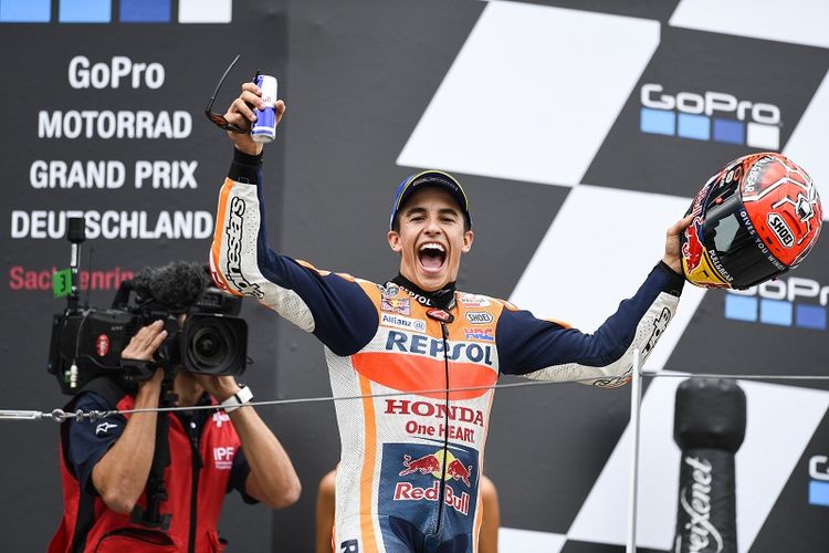 Pebalap Repsol Honda, Marc Marquez, merayakan kemenangannya pada balapan GP Jerman di Sachsenring, Jerman, Minggu (2/7/2017).