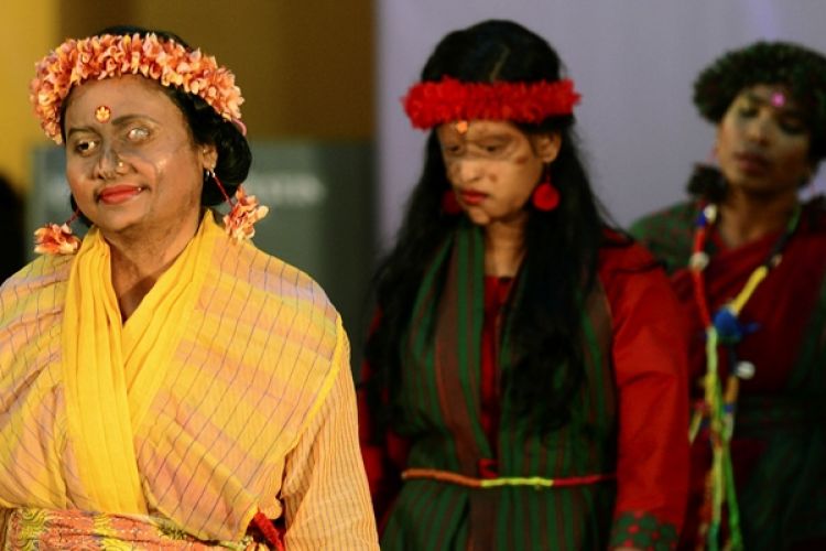 Para perempuan korban serangan cairan asam melenggak lenggok dalam sebuah peragaan busana di Dhaka, Banglades, Selasa (7/3/2017).