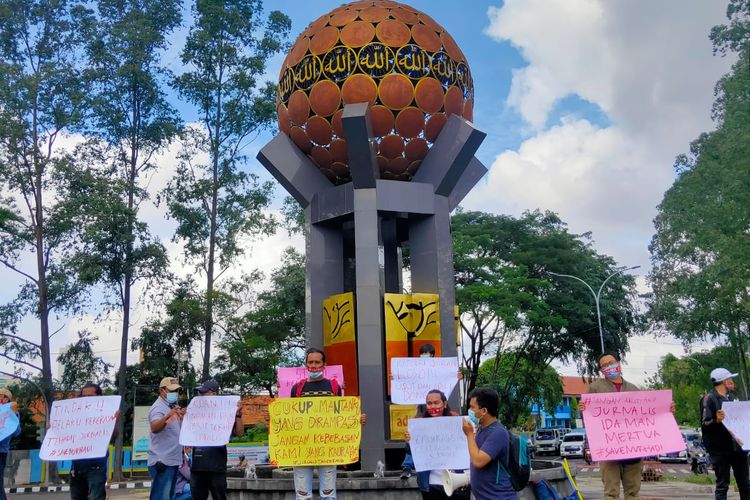 Wartawan di Kota Tangerang saat menggelar aksi solidaritas atas kekerasan yang dialami jurnalis Tempo, Nurhadi, di Perempatan Tugu Adipura, Koya Tangerang, pada Rabu (31/3/2021) siang.