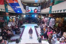 Lenggak-lenggok Para Pedagang Ikuti "Fashion Show" di Pasar Beringharjo