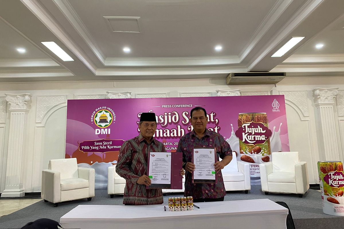 Penandatanganan perjanjian kerja sama penyelenggaraan program edukasi kesehatan ?Masjid Sehat, Jamaah Kuat? oleh National Field Promotion Manager PT Tirta Fresindo Jaya Dolphin Siregar dan Ketua Bidang Kesehatan Pengurus Pusat (PP) DMI Abidinsyah Siregar di Masjid Agung Sunda Kelapa, Menteng, Jakarta, Senin (20/3/2023)
