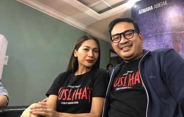 Tata Janeeta dan Raden Brotoseno di jumpa pers film Muslihat di Ciganjur, Jakarta Selatan, Rabu (3/1/2024).