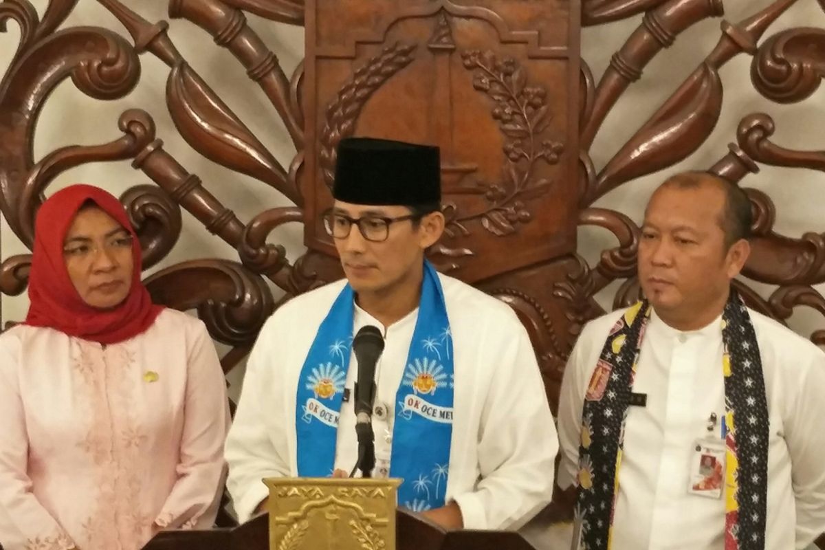 Wakil Gubernur DKI Jakarta Sandiaga Uno (tengah) dan Kepala Dinas Kehutanan DKI Jakarta Djafar Muchlisin (kanan) di Balai Kota di DKI Jakarta, Jumat (15/12/2017) malam.