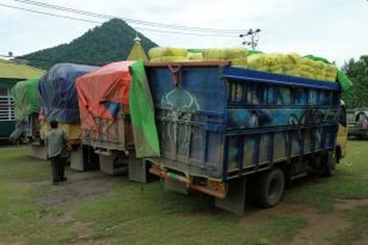 Empat buah truk beserta 204 bal pakaian ilegal asal Malaysia yang diamankan di Markas Kodim 1202 Singkawang, Kalimantan Barat (25/10/2013) 