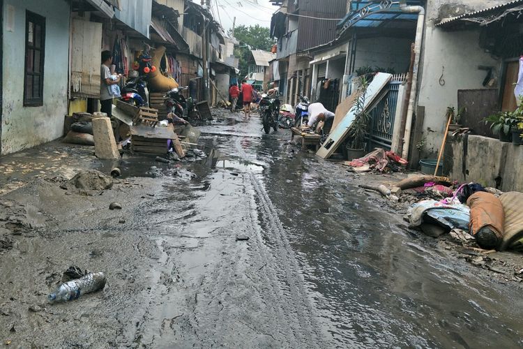 Warga Dharma Wanita, Rawa Buaya, Cengkareng, Jakarta Barat yang sedang bersih-bersih lumpur, Sabtu (4/1/2020).