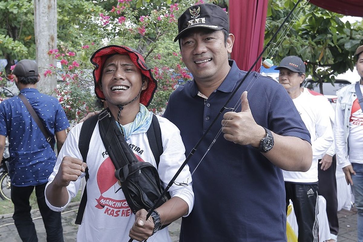 Wali Kota Semarang Hendrar Prihadi, berpose bersama peserta Mancing Bareng Kas Hendi, di Polder Tawang Semarang, Minggu (1/3/2020).
