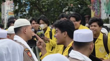 Soal Pria Beralmamater Kuning Tunjuk-tunjuk Polisi Saat Demo, UI: Bukan Mahasiswa Kami