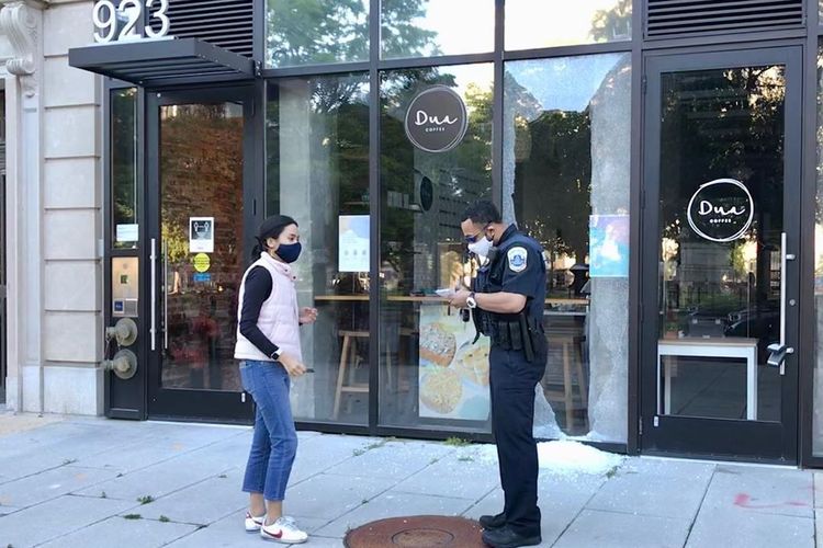 Kedai kopi Dua Coffee yang dimiliki bersama oleh 4 WNI di Amerika Serikat (AS) turut terkena dampak kerusuhan demonstrasi George Floyd pada Sabtu (30/5/2020). Kaca depan Dua Coffee pecah, tapi tidak ada penjarahan yang terjadi.