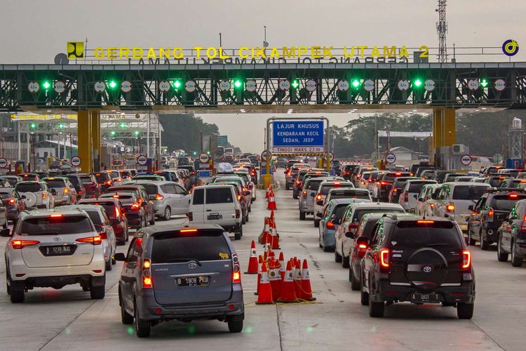 Petugas mengatur lalu lintas kendaraan di ruas jalan tol Cikampek Utama KM 70, Purwakarta, Jawa Barat, Jumat (7/6/2019). PT Jasa Marga (Persereo) Tbk memberlakukan sistem satu arah (one way) sejak pukul 14:05 WIB untuk kendaraan dari arah Jawa Tengah menuju Jakarta yang dimulai dari gerbang tol Kalikangkung KM 414 hingga gerbang tol Cikampek Utama KM 70 yang rencananya akan diberlakukan hingga Minggu (9/6/2019).