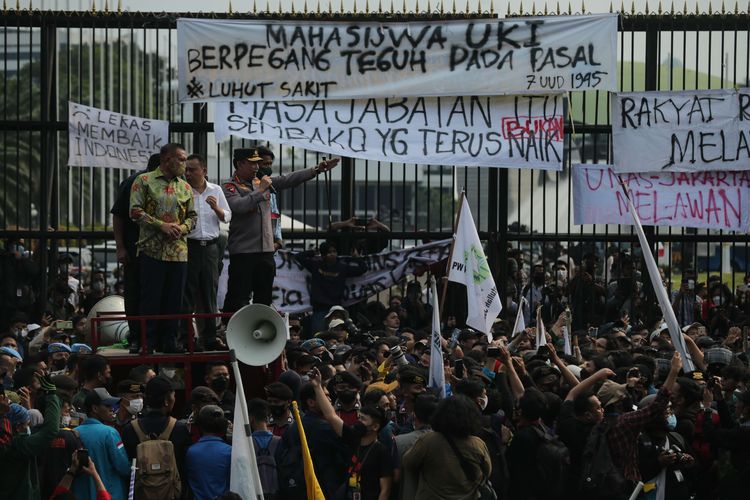 Kapolri Jenderal Listyo Sigit Prabowo dan Wakil Ketua DPR Sufmi Dasco Ahmad menemui mahasiswa di depan Kompleks Parlemen DPR/MPR, Senayan, Jakarta, Senin (11/4/2022). Unjuk rasa menolak penundaan pemilu 2024 atau masa jabatan presiden 3 periode berakhir ricuh.