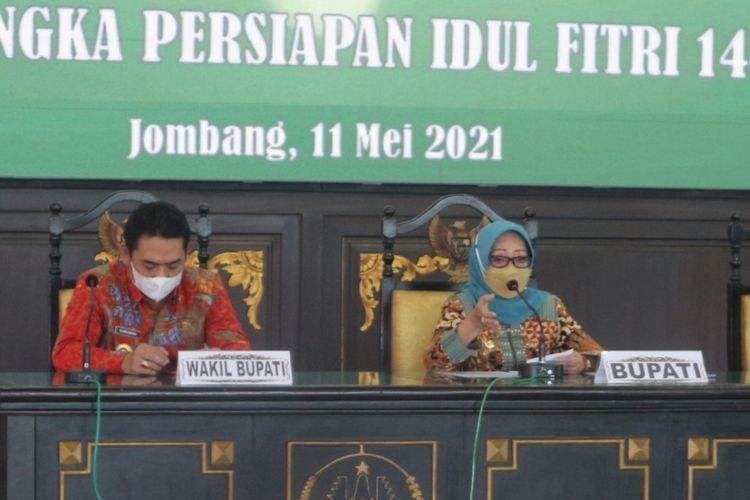 Bupati Jombang Mundjidah Wahab, didampingi Wakil Bupati Jombang Sumrambah, saat menggelar konferensi pers terkait larangan takbir keliling, di Pendopo Kabupaten Jombang Jawa Timur, Selasa (11/5/2021).