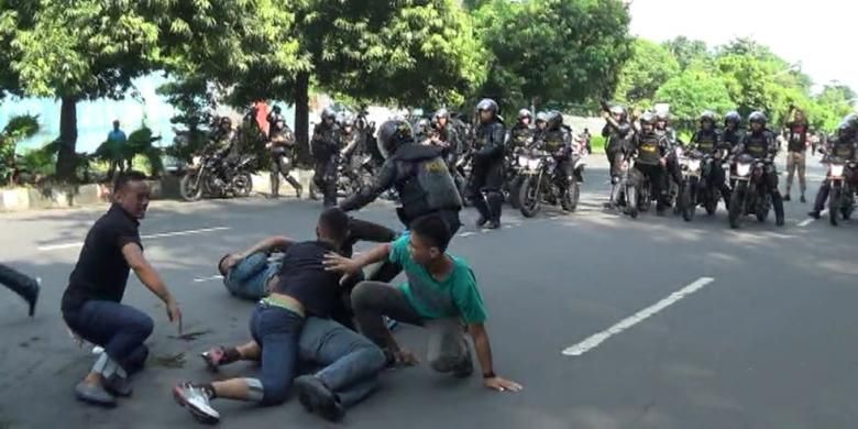 Simulasi penanganan kerusuhan di kota Solo oleh Polresta Surakarta, Kamis (28/4/2016). 