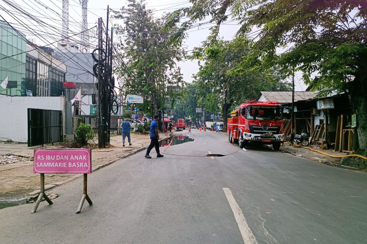 Damkar Jakarta Timur bekerja sama dengan Dinas Perhubungan (Dishub) untuk mengalihkan arus lalu lintas di Jalan Cipinang Muara II, Duren Sawit, Jakarta Timur, Rabu (31/5/2023).
