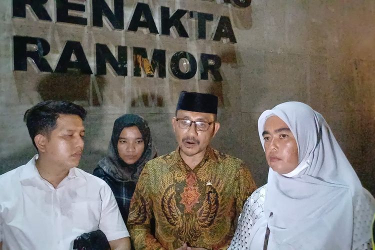 Ibu Imam Masykur Fauziah (47) bersama tim kuasa hukum di Mapolda Metro Jaya, Rabu (20/9/2023).