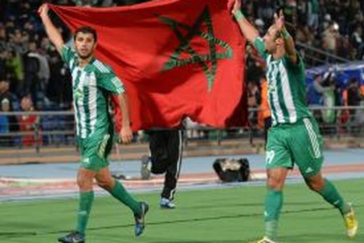 Dua pemain Raja Casablanca merayakan kemenangan setelah mengalahkan Atletico Mineiro 3-1, pada laga semifinal Piala Dunia Antarklub, di Stade de Marrakech, Maroko, Rabu (18/12/2013). 