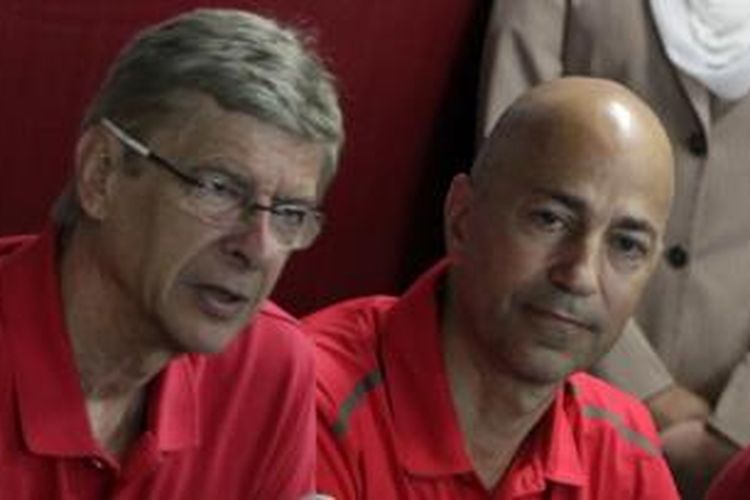 Manajer Arsenal, Arsene Wenger (kiri).