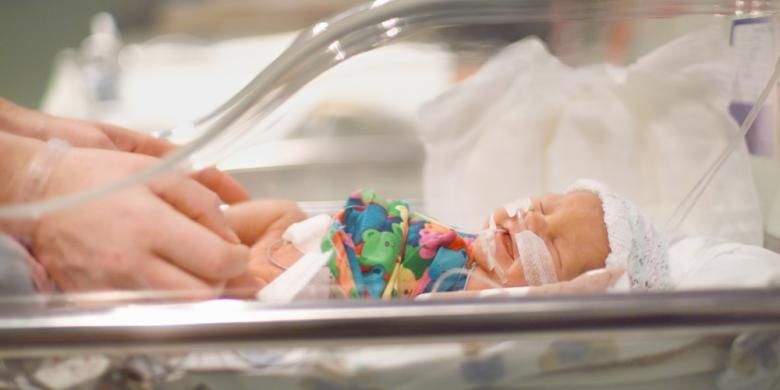 Ilustrasi bayi prematur di inkubator.