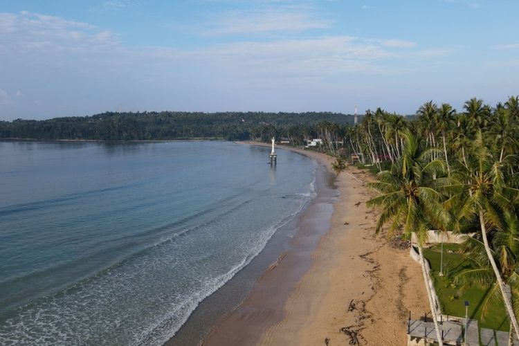 Pantai Nanio di Desa Sondregeasi, Kecamatan Luahagundre Maniamolo, Kabupaten Nias Selatan, Sumatra Utara (Sumut). 