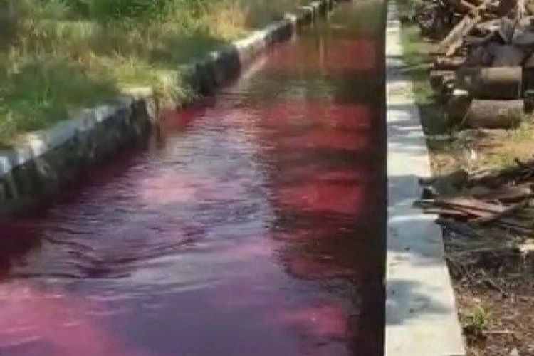 Penampakan air saluran irigasi di Desa Ngreden, Kecamatan Wonosari, Kabupaten Klaten berwarna merah, Kamis (16/9/2021)