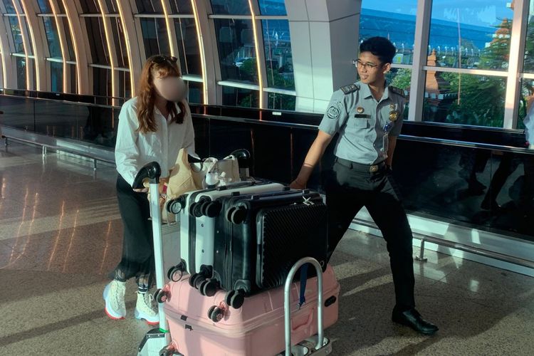 NP (26), perempuan warga negara Rusia yang terlibat kasus prostitusi saat dideportasi melalui Bandara Internasional I Gusti Ngurah Rai, Badung, Bali, pada Senin (9/9/2024). 