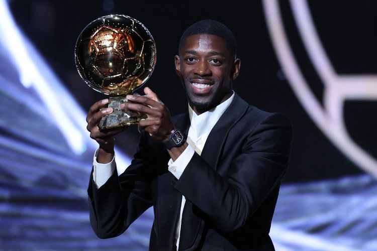 Penyerang Perancis yang bermain di Paris Saint-Germain, Ousmane Dembele, berbicara setelah menerima penghargaan Ballon d'Or dalam upacara penghargaan Ballon d'Or France Football 2025 di Theatre du Chatelet di Paris pada 22 September 2025. (Foto oleh Franck FIFE / AFP)