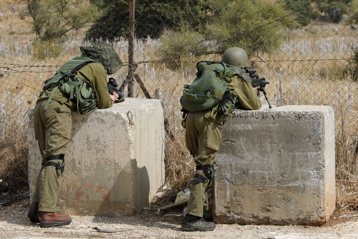 Tentara Israel mengambil posisi di dekat pangkalan militer Israel Har Dov di Gunung Hermon, pos strategis dan berbenteng di persimpangan jalan antara Israel, Lebanon, dan Suriah, Selasa (10/10/2023).