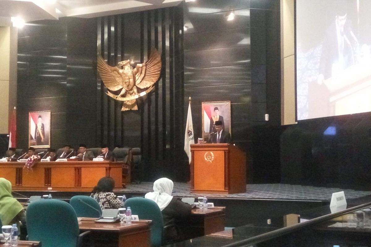 Gubernur DKI Jakarta Anies Baswedan saat membacakan laporan RPJMD tahun 2017-2022 saat rapat paripurna dengan DPRD DKI di Gedung DPRD DKI, Rabu (28/3/2018).