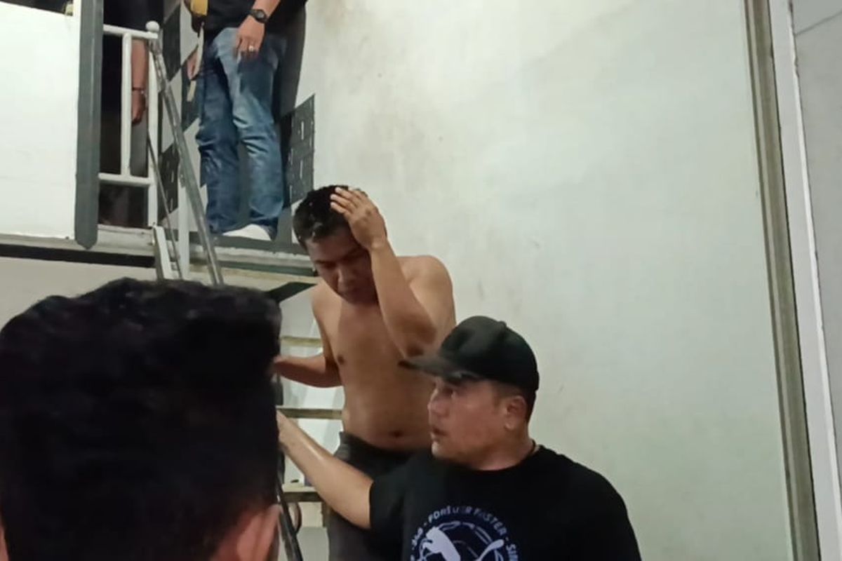 Satresnarkoba Polrestabes Medan menggerebek rumah warga di Jalan M Yusuf Jintan, Desa Pekan, Kecamatan Percut Sei Tuan, Kabupaten Deli Serdang pada Selasa (29/4/2025). 