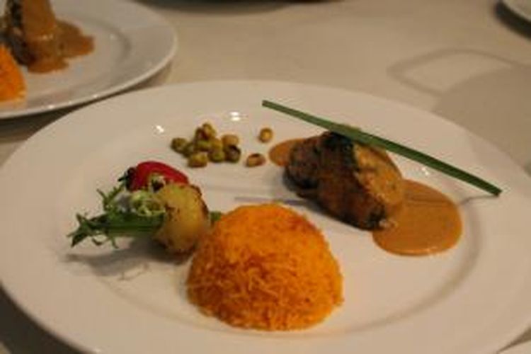 Spiced Chicken Roulade dengan saus kari khas dan nasi Briyani khas India.