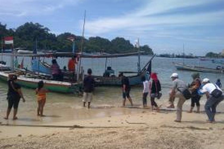 Suasana di pantai Sendangbiru, saat para wisatawan akan naik perahu menuju Pulau Sempuh, di Kabupaten Malang, Jawa Timur, Minggu (29/12/2013).