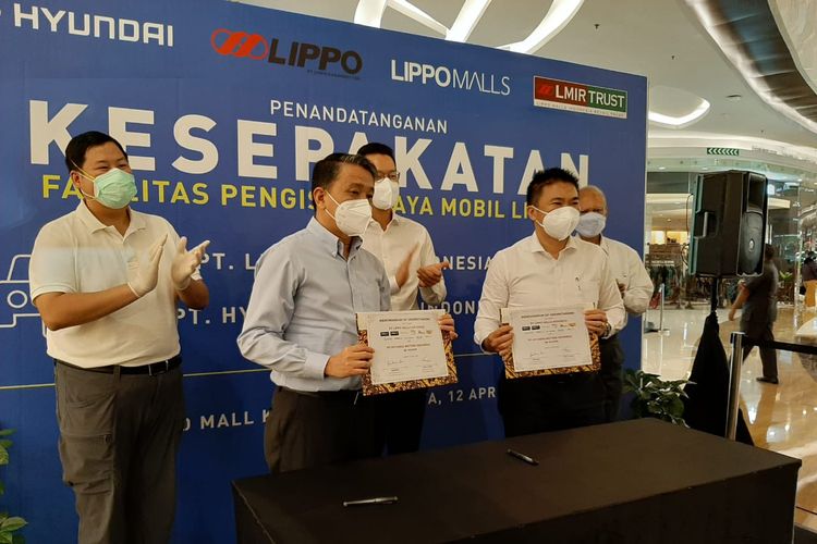 PT Hyundai Motors Indonesia (HMID) dan PT Lippo Malls Indonesia (LMI) melakukan penandatanganan kesepakatan kerja sama untuk menyediakan fasilitas pengisian baterai mobil listrik dipusat perbelanjaan, Senin (12/4/2021).
