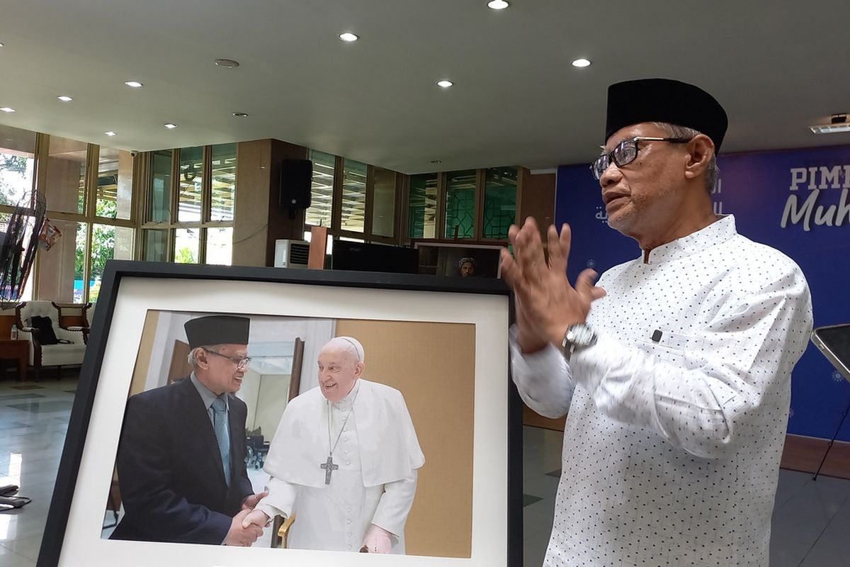 Ketum PP Muhammadiyah Haedar Nashur saat menunjukkan foto pertemuannya dengan Paus Fransiskus, Selasa (22/4/2025)