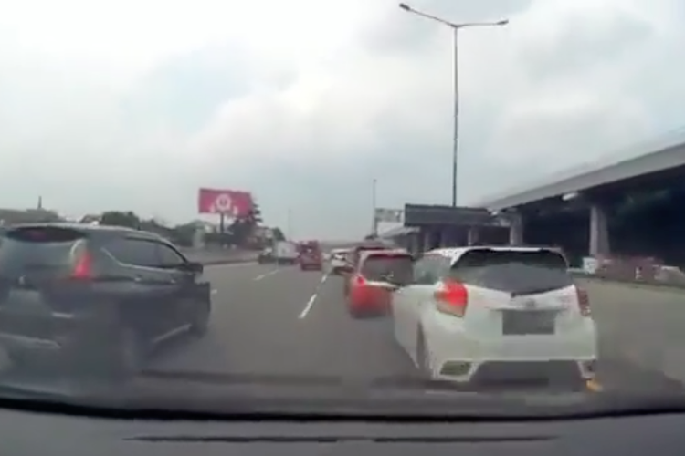 Beredar di media sosial video yang memperlihatkan beberapa mobil nyaris alami tabrakan beruntun di tol Jakarta-Cikampek, arah Jakarta, tepatnya di km 7.
