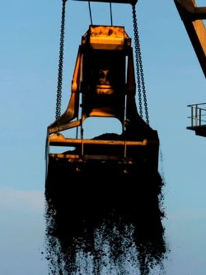 Batu bara sedang dimuat ke kapal di Kabupaten Berau, Kalimantan Timur, 17 Agustus 2010.