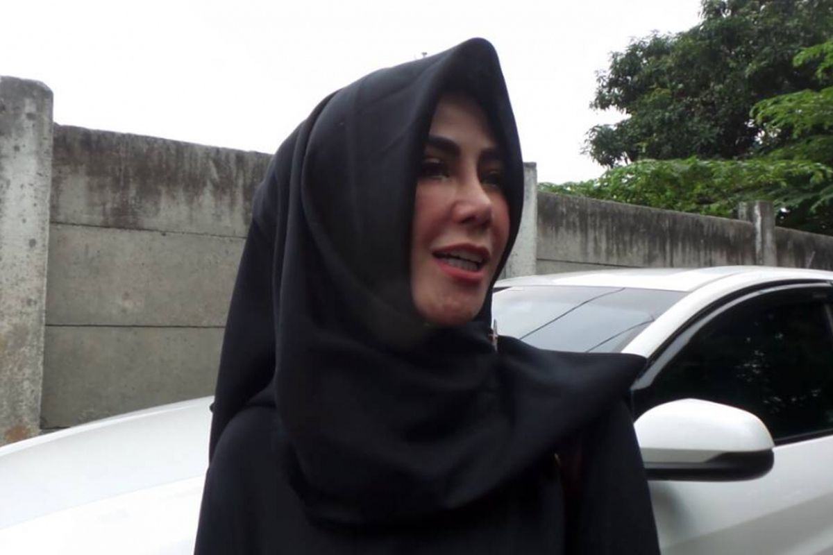 Amy Qanita, Ibunda Raffi Ahmad diabadikan usai shooting video klip di kawasan Cilandak, Jakarta Selatan, Sabtu (24/6/2017).