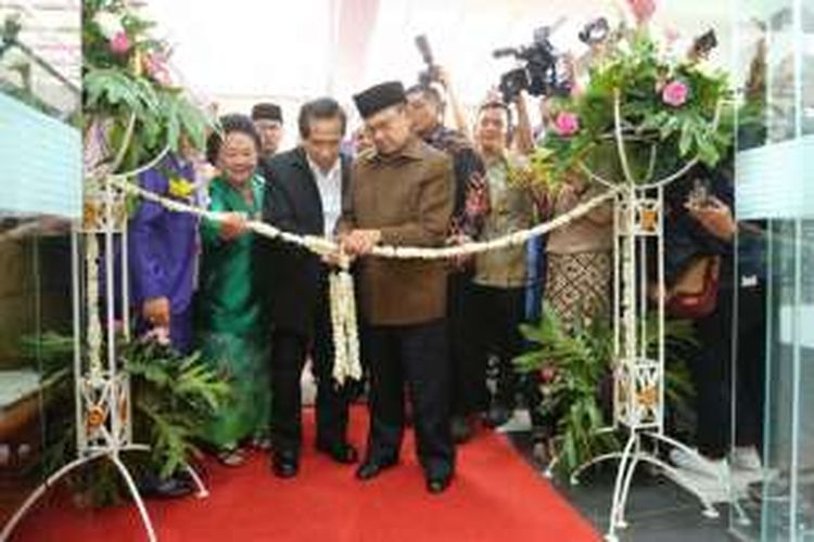 Presiden ke-3 RI BJ Habibie saat menggunting pita sebaga tanda diresmikannya gedung baru Rumah Sakit Khusus Ginjal Ny RA Habibie di Jalan Tubagus Ismail, Kota Bandung, Senin (8/8/2016). KOMPAS.com/DENDI RAMDHANI