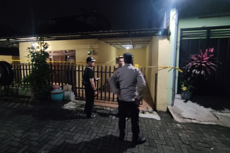 Sebuah rumah milik Ester Sri Purwaningsih di kawasan Desa Mangliawan, Kecamatan Pakis, Kabupaten Malang diduga menjadi sasaran perampokan hingga tewaskan satu penghuni rumah, Jumat (22/3/2024).