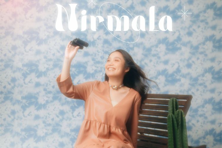 Poster penyanyi sekaligus vokalis band HIVI!, Neida Aleida yang baru saja meluncurkan single keempatnya, Nirmala tanggal 12 Januari 2022.