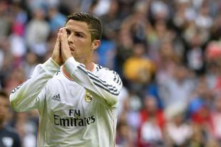 Ekspresi gelandang Real Madrid Cristiano Ronaldo setelah mencetak gol dari titik putih, pada pertandingan Liga BBVA melawan Malaga, di Santiago Bernabeu, Sabtu (19/10/2013).