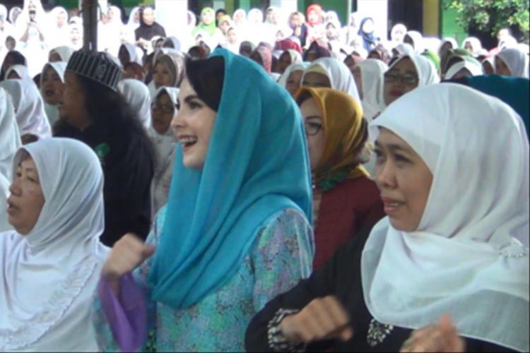 Khofifah Indar Parawansa Bersama Arumi Bachsin menghadiri salah satu kegiatan di pondok pesantren Qomarul Hidayah Trenggalek Jawa Timur (27/01/2018)