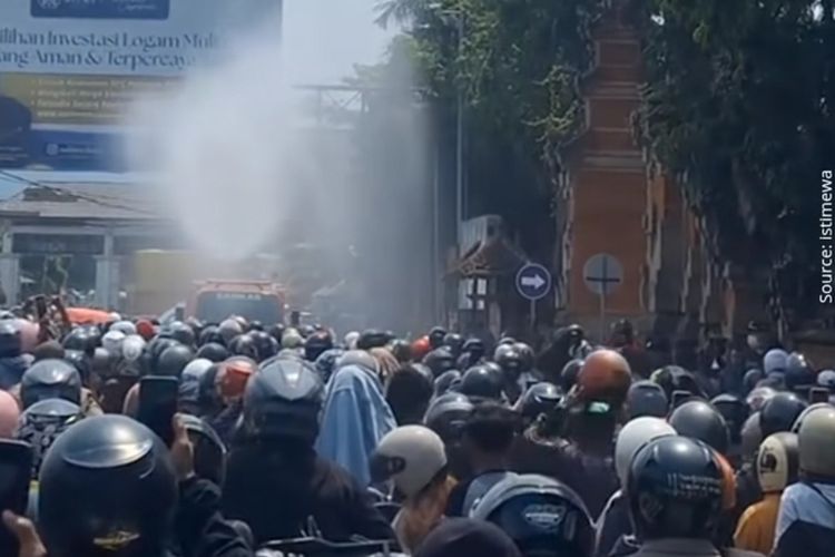 Momen Damkar Semprotkan Air ke Kerumunan Pemudik yang Kepanasan di Pelabuhan Gilimanuk