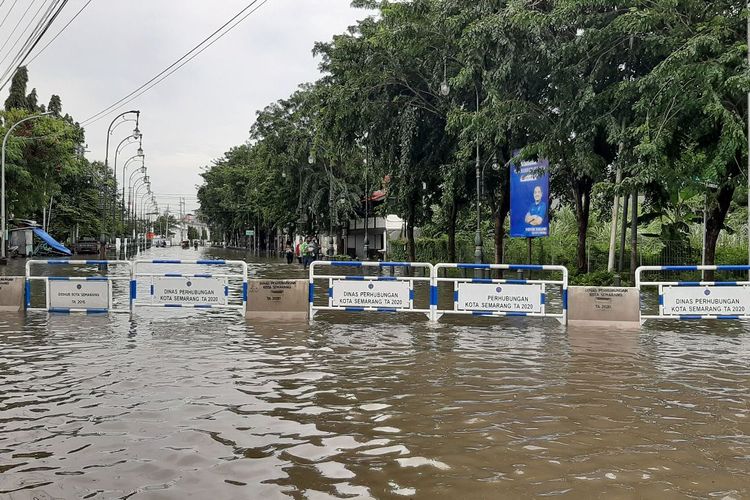 Banjir Semarang di arah stasiun tawang kawasan Kota Lama Semarang, Sabtu (6/2/2021)