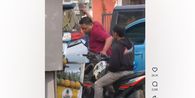 Sopir Alphard Pukul Motor Ojol Pakai Batu di Jaksel, padahal Sudah Minta Maaf Senggol Spion