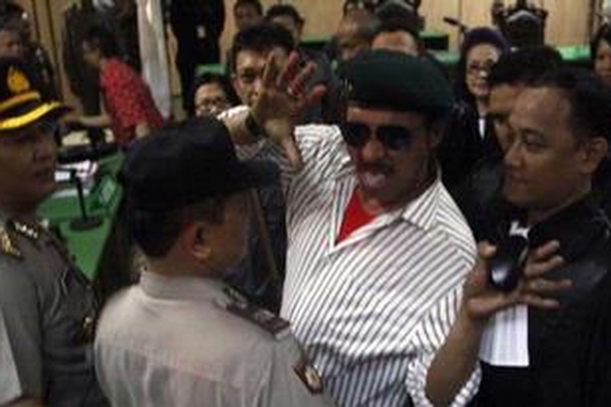 John Refra Kei atau John Kei (tengah) terdakwa kasus pembunuhan mantan Bos PT Sanex Steel, Tan Hari Tantono alias Ayung, menjalani sidang perdana di Pengadilan Negeri Jakarta Pusat, Selasa (28/8/2012). Terdakwa dijerat oleh Jaksa dengan pasal pembunuhan berencana dan terancam hukuman mati atau penjara seumur hidup. 