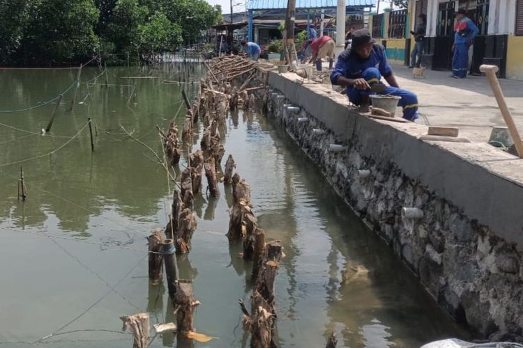 Turap embung hingga penumpukan karung pasir diupayakan oleh Pemerintah Jakarta Kota untuk mencegah banjir rob sampai ke permukiman warga. 