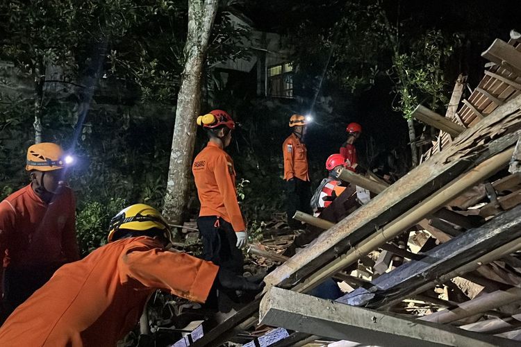 Detik-Detik Longsor Cibeunying Cilacap, Warga Panik Saat Material Tanah dan Kayu Menerjang