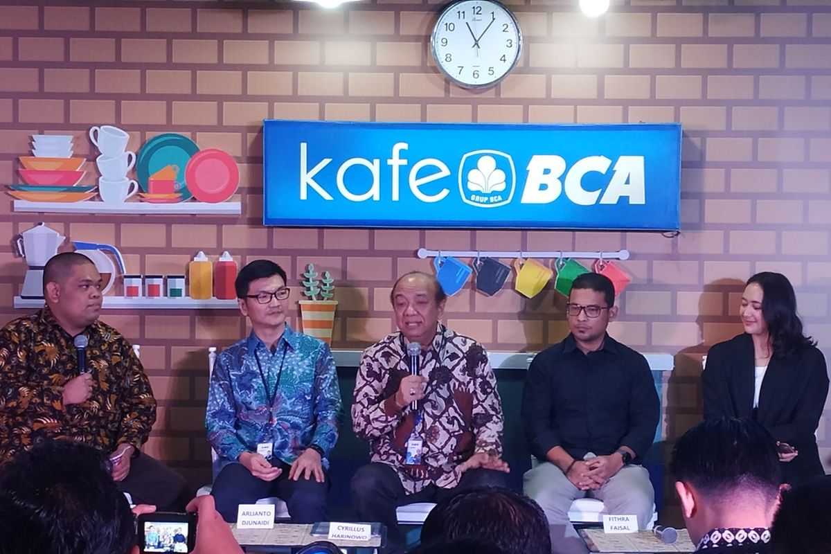 Senior Vice President Learning and Development BCA Alrianto Djunaidi (kedua kiri) memberikan penjelasan tentang pelaksanaan lndonesia Knowledge Forum (IKF) VIII 2019 di Menara BCA, Jakarta, Kamis (26/9/2019).